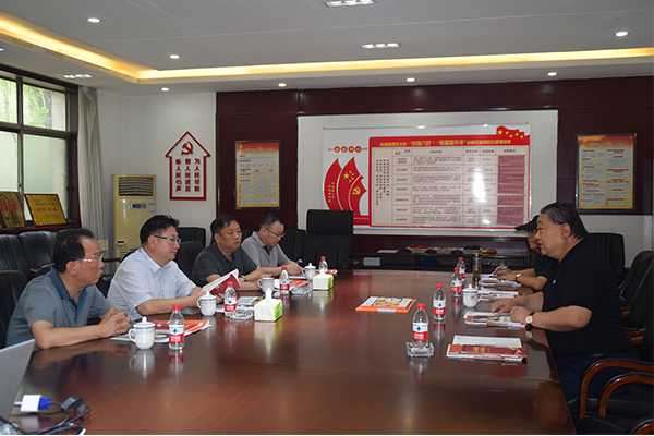 臨汾市市場監(jiān)督管理局局長、非公企業(yè)黨委書記張東紅<br>在科海集團調(diào)研非公黨建工作